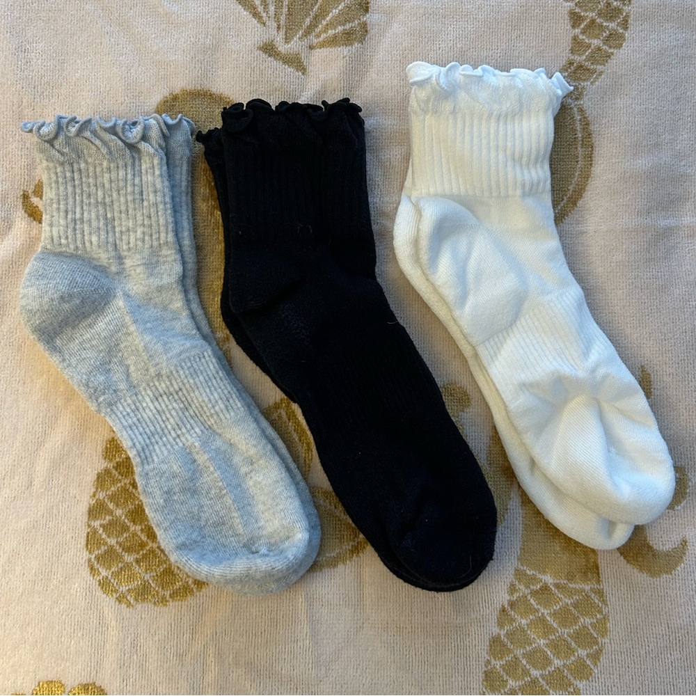 Women’s Old Navy Ruffled Crew Sock 3-Pack Socks - 3 pairs - One Size - Picture 2 of 3